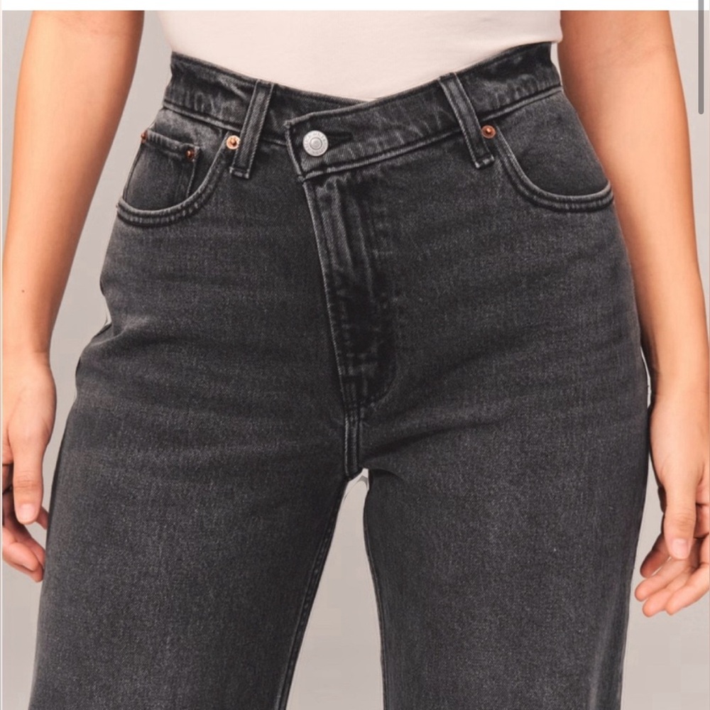 Abercrombie & Fitch Ultra High Rise 90s Slim Straight Back Jean Size 33/16